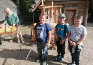 Dzieci uczestniczą w warsztatach tkackich i lepienia z gliny.