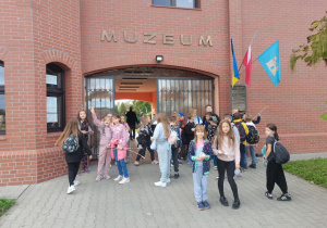 Dzieci zwiedzają Muzeum Kolei Wąskotorowej w Wenecji.