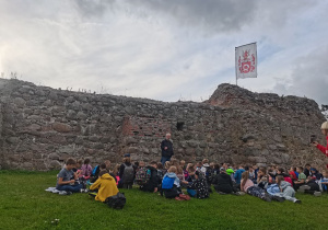 Dzieci zwiedzają Zamek Diabła Weneckiego na Pałukach.