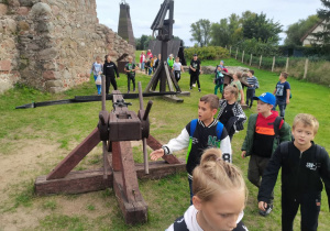 Dzieci zwiedzają Zamek Diabła Weneckiego na Pałukach.