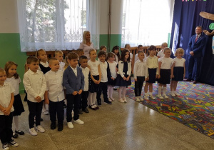 Uczniowie ustawiają się w parach.