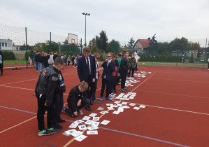 Grupa dzieci na boisku szkolnym