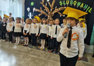 Uczniowie śpiewają piosenkę.