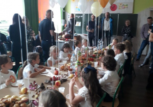 Dzieci podziwiają dekorację stołów.