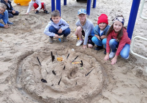 Uczniowie z klasy I zbudowali zamek z piasku.