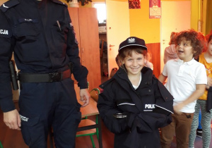 Dziewczynka w stroju policjanta