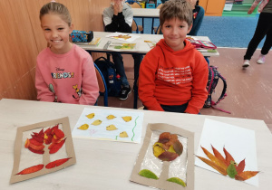 Uczniowie prezentują swoje prace plastyczne.