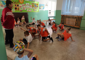 Uczniowie grają w piłkę ręczną w podporze tyłem.