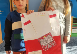 Uczniowie klasy III B prezentują wykonane plakaty "Polskie symbole narodowe"