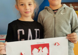 Uczniowie klasy III B prezentują wykonane plakaty "Polskie symbole narodowe"