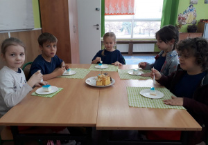 Dzieci uczą się kultury spożywania posiłków.