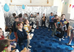 Dzieci improwizują taniec z misiami