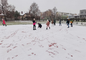 Pierwsze zabawy Smerfów na śniegu w tym roku - Boisko szkolne