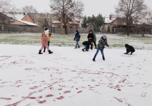 Pierwsze zabawy Smerfów na śniegu w tym roku - Boisko szkolne