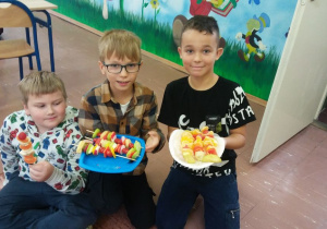 Uczniowie klasy II C przygotowali zdrowe szaszłyki warzywno-owocowe.