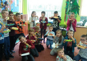 Uczniowie klasy II C przygotowali zdrowe szaszłyki warzywno-owocowe.