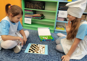 Uczniowie biorą udział w konkursie układania smerfnych puzzli.