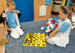 Uczniowie biorą udział w konkursie gry w szachy.