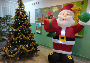 Dekoracja świąteczna w holu szkoły