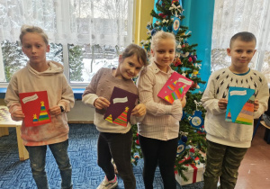 Dzieci prezentują własnoręcznie wykonane kartki świąteczne.