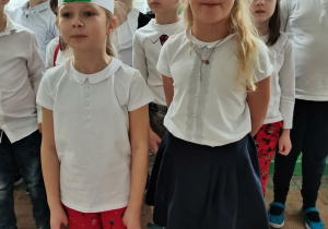 Dzieci śpiewają kolędę.