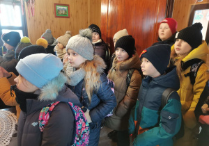 Dzieci zwiedzają domek Dziadka Mroza.