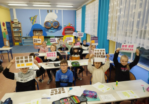 Dzieci prezentują stworzone prace.