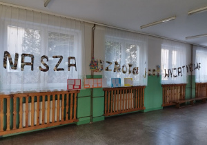 Dekoracja holu szkoły z napisem: Nasza szkoła jest wyjątkowa!