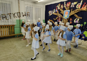 Uczniowie klasy III B prezentują smerfny taniec.