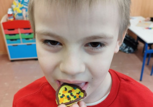 Uczeń pokazuje swoją plastelinową pizzę.