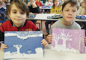Uczniowie klasy III B prezentują swoje zimowe krajobrazy.
