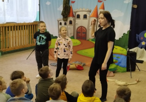 Aktorka zaprosiła 2 uczniów do wspólnej zabawy.