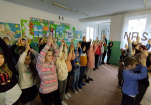 Uczniowie Bajkolandii tańczą według wskazówek aktora.