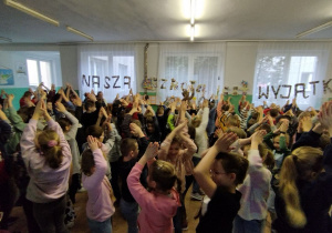 Uczniowie Bajkolandii tańczą według wskazówek aktora.