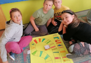 Dzieci grają w grę "Matematyczny szalik"