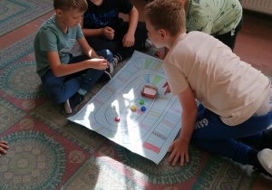 Dzieci grają w grę "Matematyczny szalik"