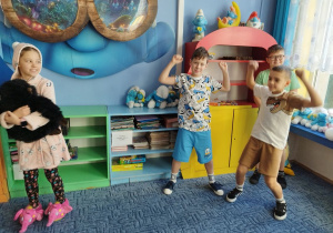 Dzieci tańczą na Piżama Party podczas przerwy.