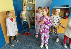 Dzieci tańczą na Piżama Party podczas przerwy.