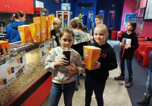 Uczniowie klasy III B podczas wizyty w kinie w Łęczycy.