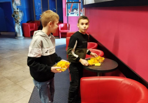 Uczniowie klasy III B podczas wizyty w kinie w Łęczycy.