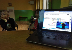 Uczniowie w pracowni komputerowej podczas oglądania filmu.