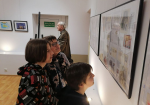 Zaproszeni goście zwiedzają wystawę.