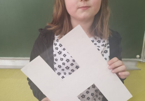 Dziewczynka trzyma literę H