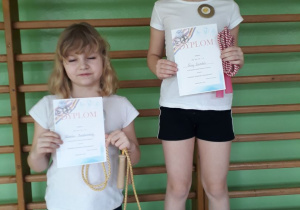 Nina i Natalka trzymają dyplomy za kreatywne wykorzystanie skakanki podczas skoków