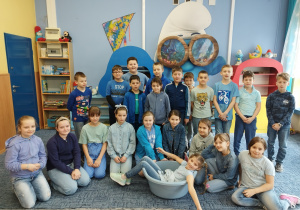 Dzieci z klasy III B ubrane na niebiesko