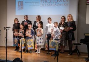 Wiktoria z finalistami konkursu plastycznego Pocztówka do Marszałka