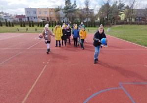 Dzieci uczestniczą w wielkanocnych wyścigach.