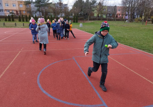 Dzieci uczestniczą w wielkanocnych wyścigach.