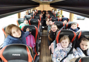 Dzieci jadą autobusem do kina.