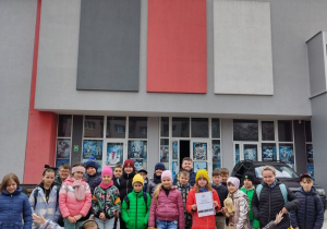 Uczniowie pozują do zdjęcia przed kinem "Górnik" w Łęczycy.